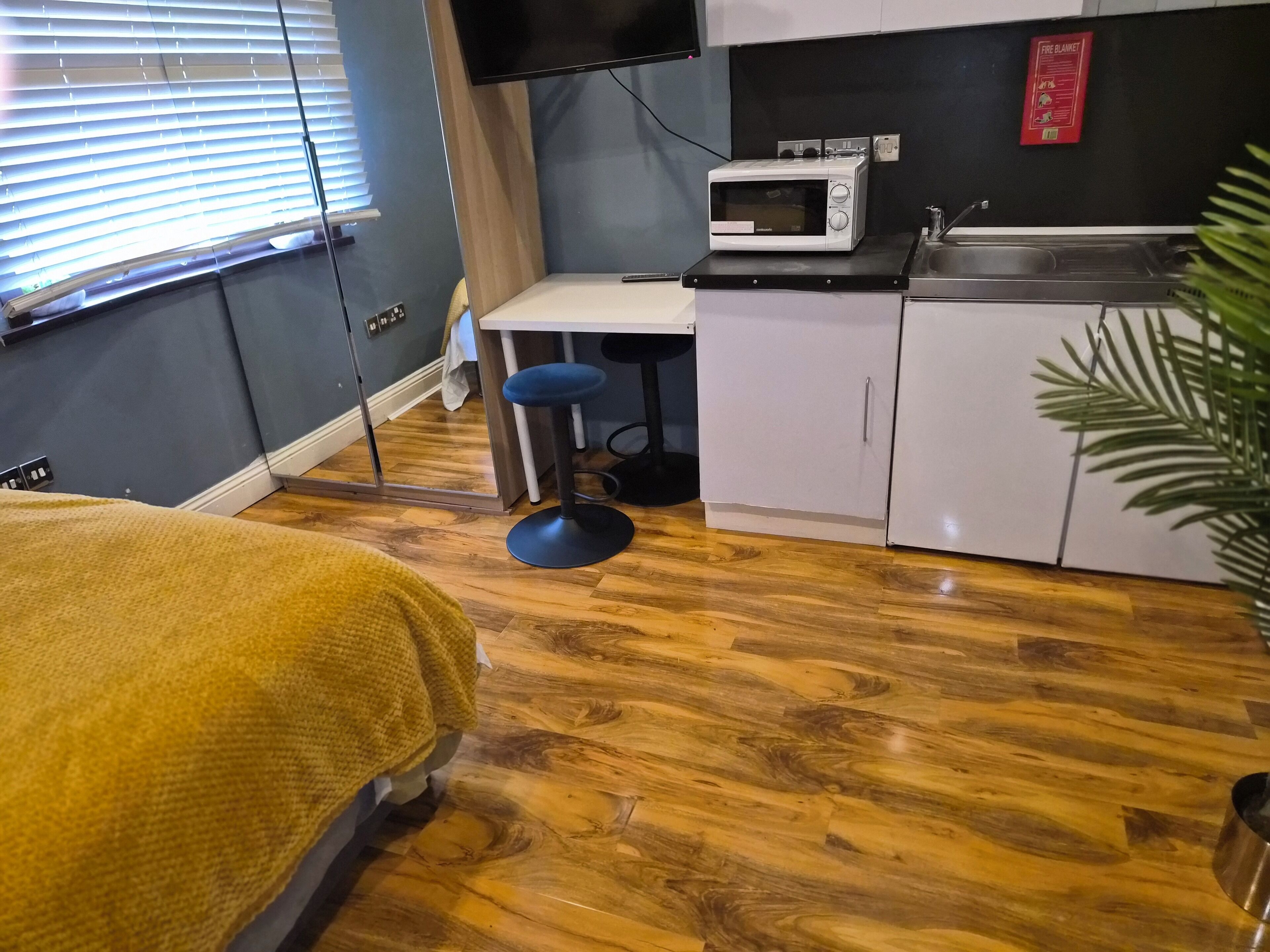 Frigorífico, microondas, cafetera o tetera y hervidor eléctrico