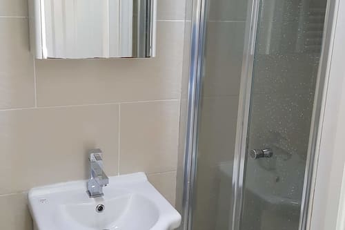 Shower, rainfall showerhead, free toiletries, hair dryer