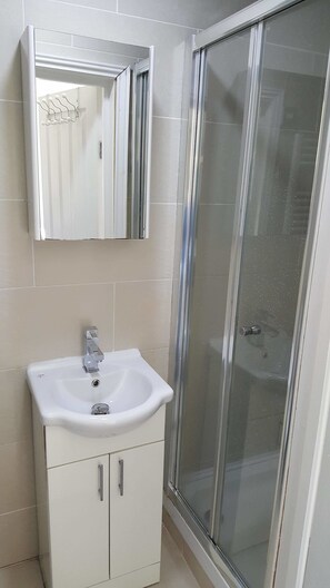 Shower, rainfall showerhead, free toiletries, hair dryer