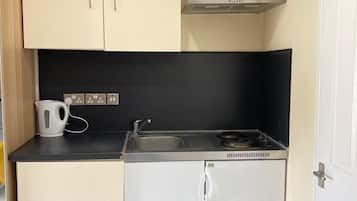 Refrigerador, microondas, cafetera y tetera y tetera eléctrica