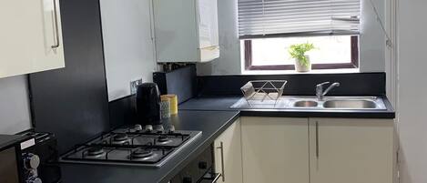 Apartament Comfort (1, next to tube station) | Cuina privada | Frigorífic, microones, cafetera i tetera i bullidora elèctrica