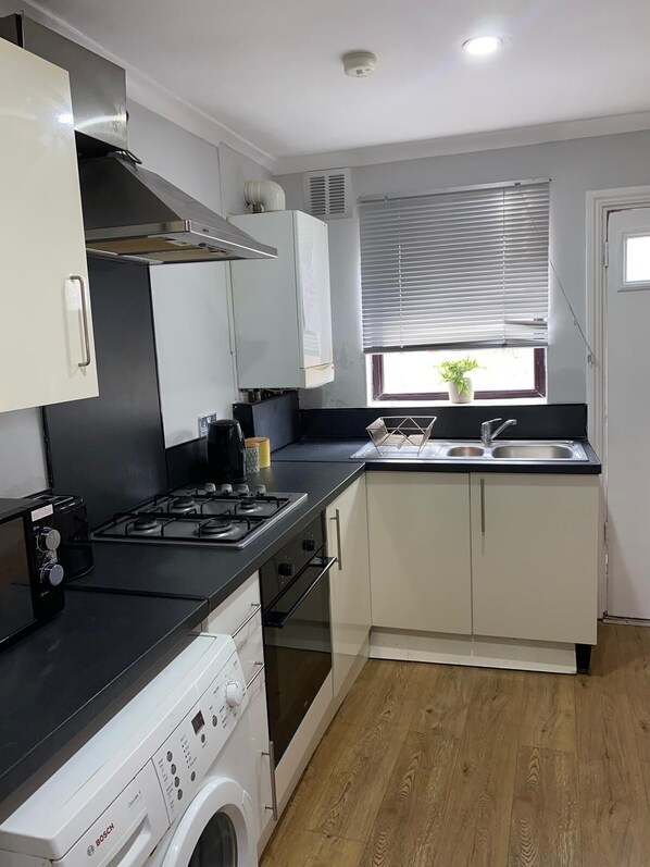 Appartamento Comfort (1, next to tube station) | Cucina privata | Frigorifero, microonde, macchina per tè/caffè, bollitore elettrico