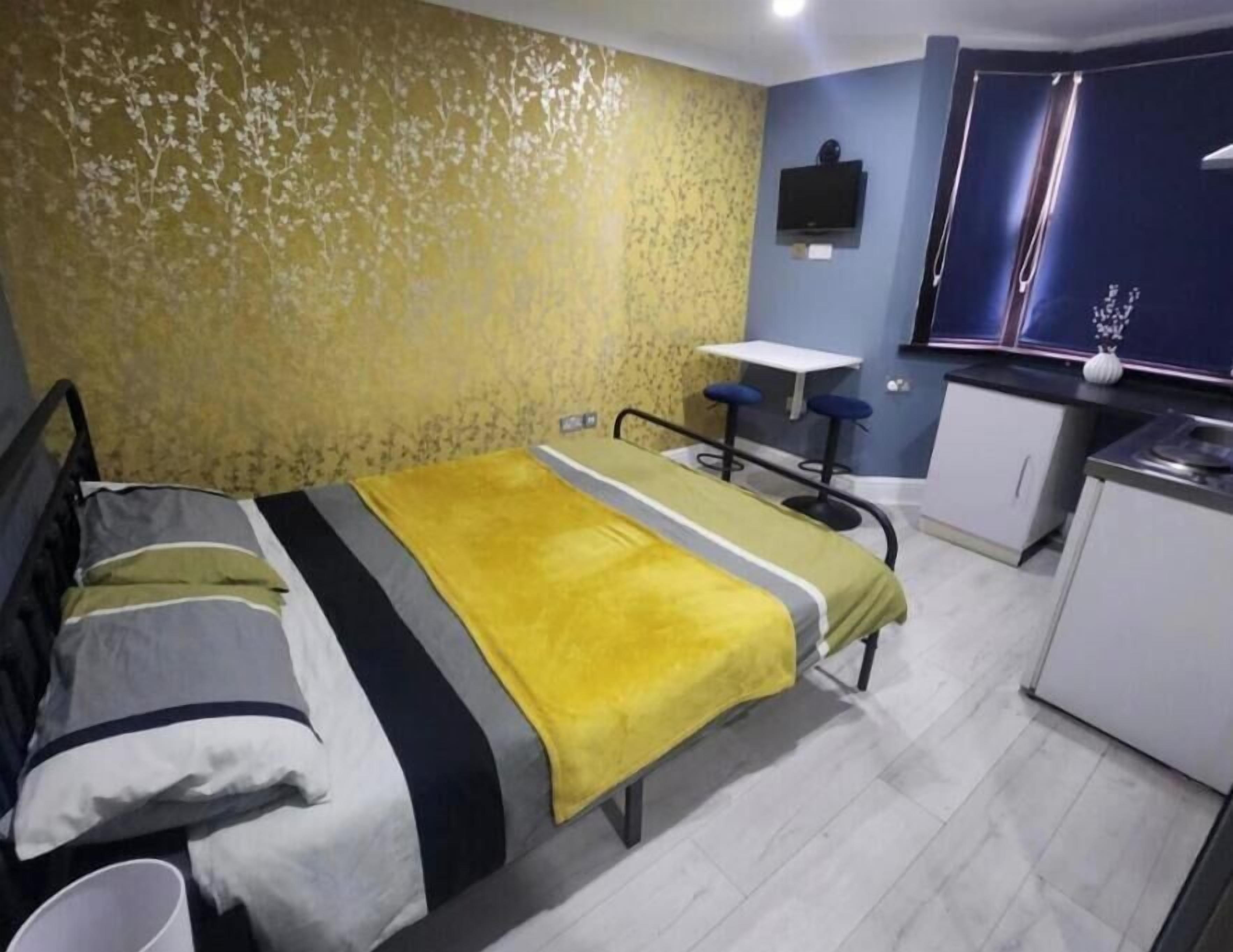 Studio Deluxe (2, next to tube station)