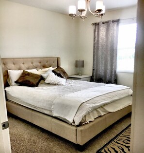 4 bedrooms, WiFi, bed sheets - LOCATION! LOCATION! LOCATION! Great Community Pool and Gym, (Kissimmee)