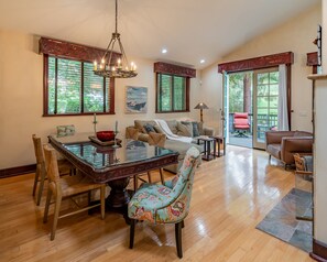 Fernseher, Kamin, Bücher, Stereoanlage