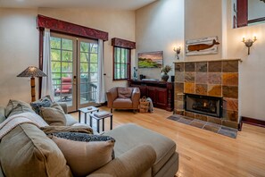 Fernseher, Kamin, Bücher, Stereoanlage