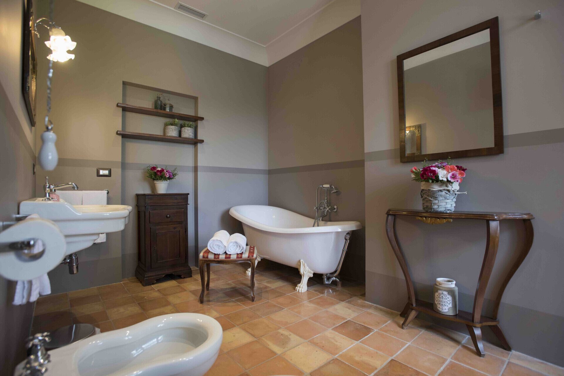Bañera, secador de pelo, bidet