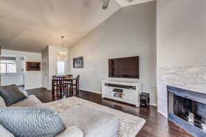Smart TV, fireplace