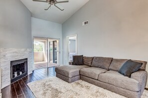 Smart TV, fireplace - Sunset Views Overlooking Pool (Paradise Valley)