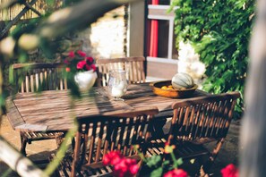 تناول الطعام بالخارج