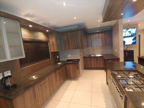 Fridge, microwave, stovetop, electric kettle - The Beautiful Zenith House (ZH) Welgelegen (Welgelegen 1)