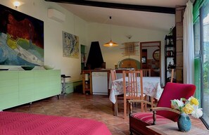 1 habitación, tabla de planchar con plancha, wifi gratis y ropa de cama 