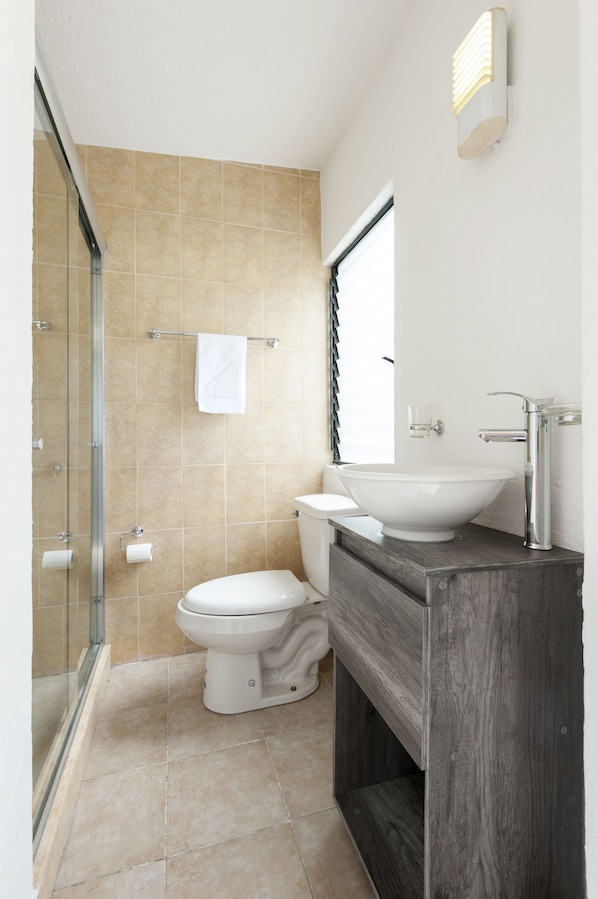 Basic Single Room | Bathroom