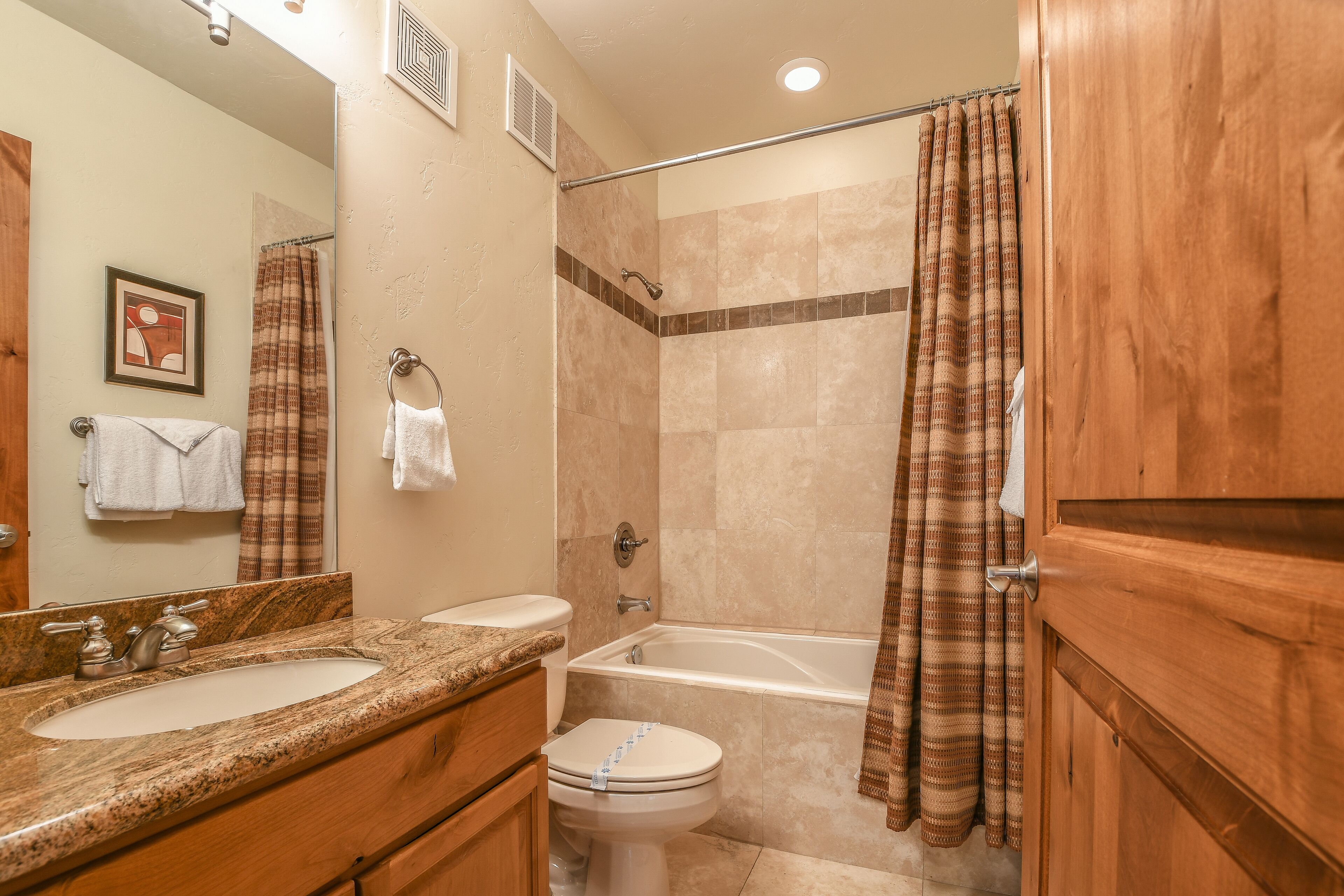 Une salle de bain avec deux lavabos, des toilettes et une baignoire.