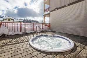 Outdoor spa tub - Affordable Creekside Condo with Balcony Great views with BBQ - Pet Friendly Too! (Silver Star Mountain)