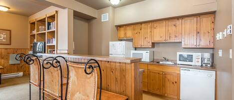 Réfrigérateur, four à micro-ondes, un four, surface de cuisson