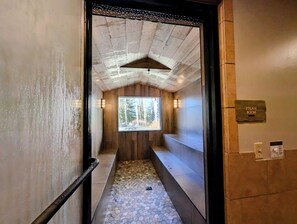 Spa - Scenic Summer Stay | Balcony, Pool  & Mini-Golf (Keystone)
