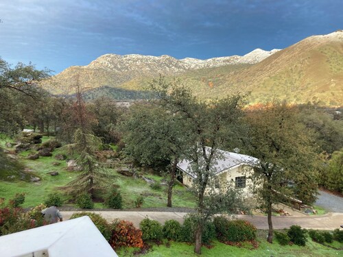 "Guest Favorite" Cottage near Sequoia, Private EV charger, Fireplace, Ammenities