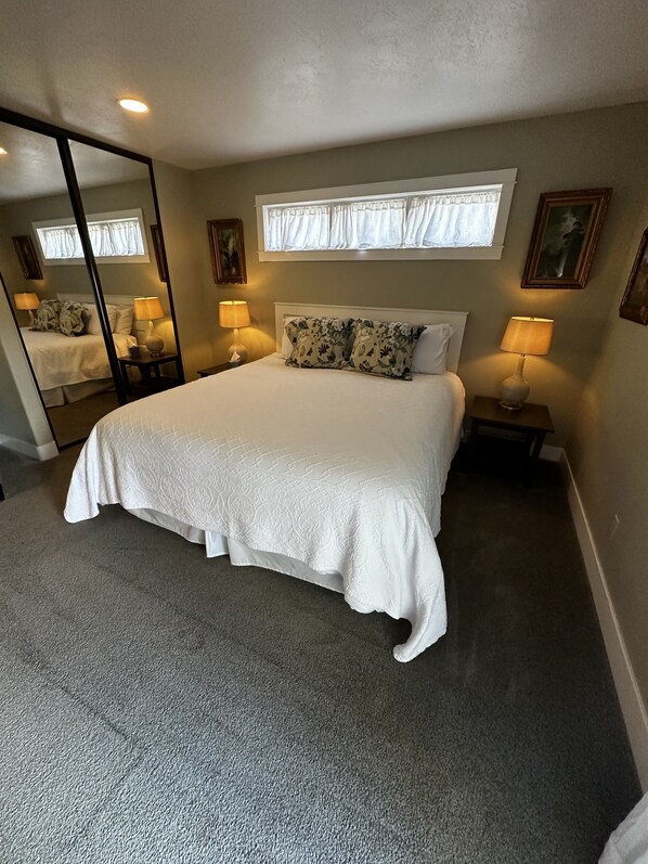 2 bedrooms, iron/ironing board, free WiFi, bed sheets - "Guest Favorite" Cottage near Sequoia, Private EV charger, Fireplace, Ammenities (Three Rivers)