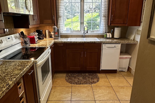 KĂŒhlschrank, Mikrowelle, Ofen, Herdplatte