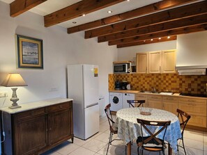 Fridge, microwave, oven, dishwasher - Saint Cado cottage with swimming pool (BELZ)