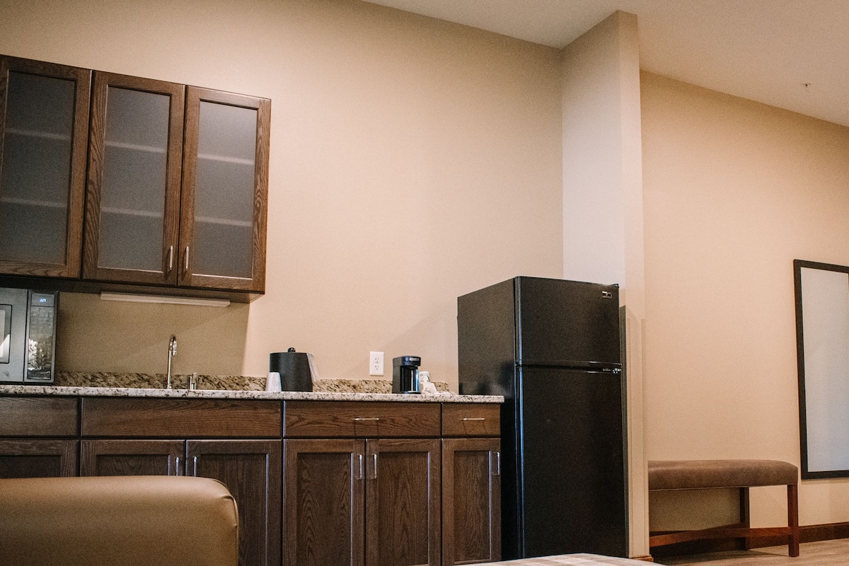 King Suite with Kitchenette | Living area | Flat-screen TV