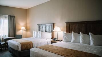 Escritorio, espacio para trabajar con laptop y cortinas blackout