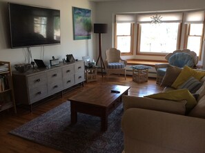 TV, fireplace - Walk to private beach in Clearwater (East Hampton)