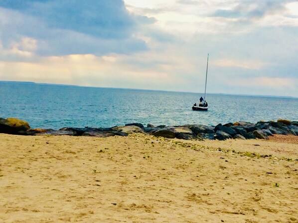Playa en los alrededores, camastros y toallas de playa