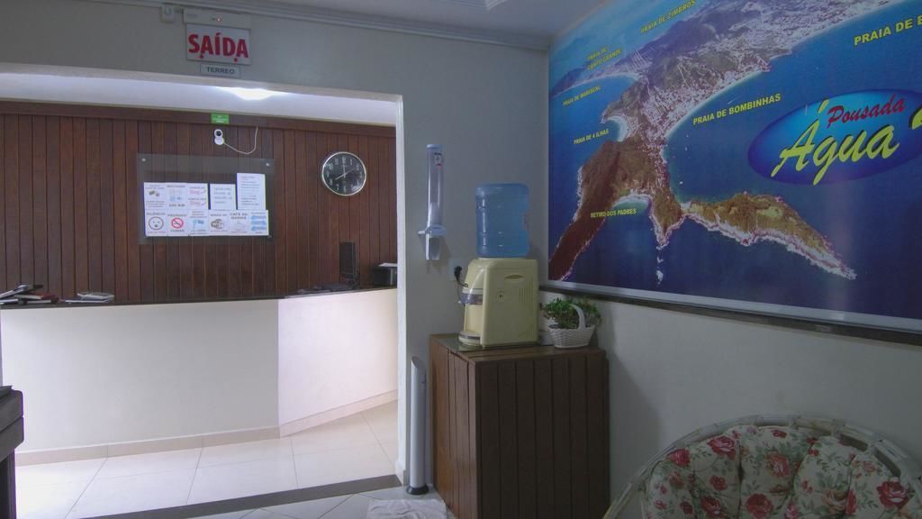 A reception area with a sign reading "SAÍDA" and a map of Brazil on the wall.