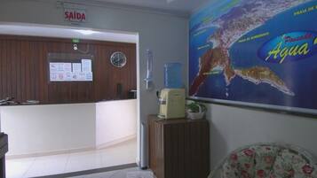 A reception area with a sign reading "SAÍDA" and a map of Brazil on the wall.