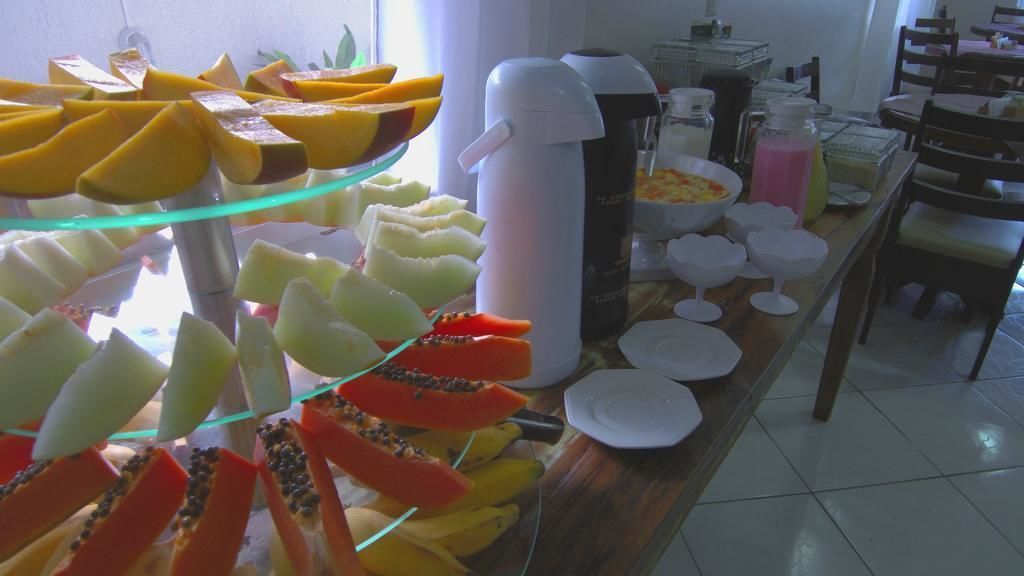 Un bufé con diversas frutas y bebidas.