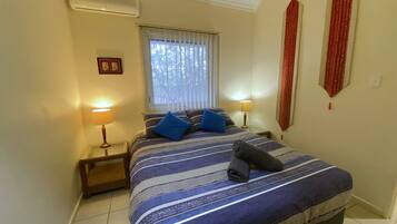 2 bedrooms, desk, WiFi, bed sheets