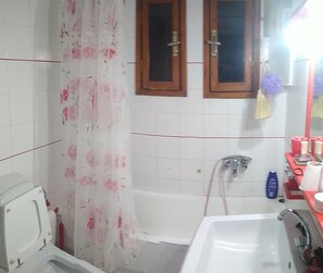Baignoire, sĂšche-cheveux, serviettes fournies, savon