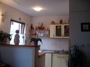 Frigorífico, horno, placa de cocina y cafetera o tetera