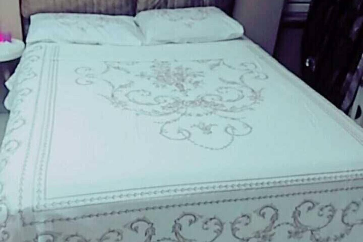 Quarto casal clássico | Quartos à prova de som, Wi-Fi de cortesia