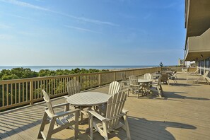 Outdoor dining - XPLORIE ACTIVITIES & LINENS INCLUDED*!  AMAZING OCEAN & BAY VIEWS!! CENTURY I - Upgraded 2BR/2BA townhouse on the oceanfront. Indoor Pool. (Ocean City)