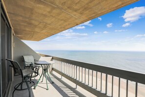 Property grounds - XPLORIE ACTIVITIES & LINENS INCLUDED*!  AMAZING OCEAN & BAY VIEWS!! CENTURY I - Upgraded 2BR/2BA townhouse on the oceanfront. Indoor Pool. (Ocean City)