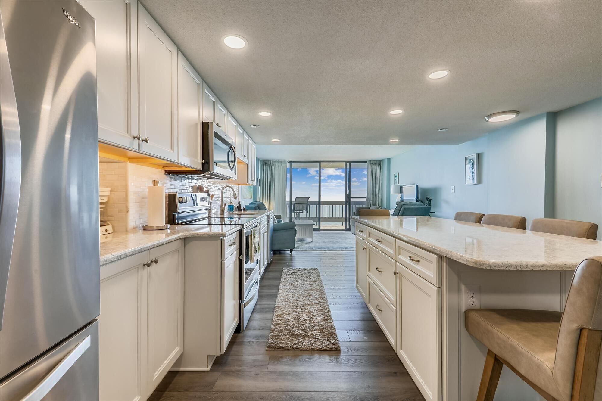 Een microgolfoven, een vaatwasser, een koffiezetapparaat/waterkoker