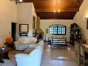 TV, fireplace, DVD player - Come rest in the 2nd best climate in the world. (Atibaia)