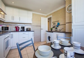 Kühlschrank, Mikrowelle, Ofen, Wasserkocher mit Kaffee-/Teezubehör