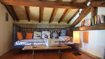 3 bedrooms, desk, soundproofing, iron/ironing board