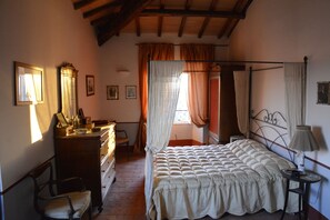 3 bedrooms, desk, soundproofing, iron/ironing board
