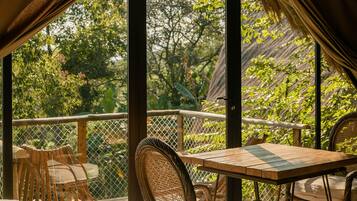 Premium bedding, in-room safe, individually decorated