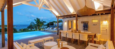 Piscine à débordement, piscine chauffée