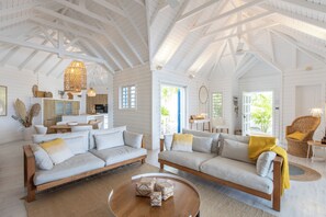 Smart-TV, DVD-Player, Bücher, Videothek