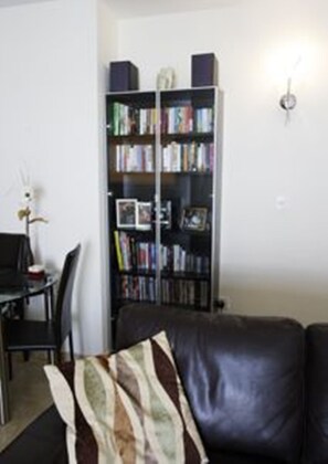 Télévision, jeux vidéo, lecteur de DVD, livres