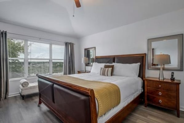 6 bedrooms, desk, iron/ironing board, travel cot