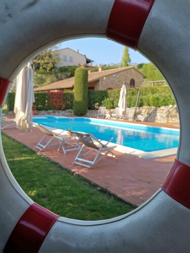 Apartment for 2 with beautiful view near San Gimignano and Volterra.