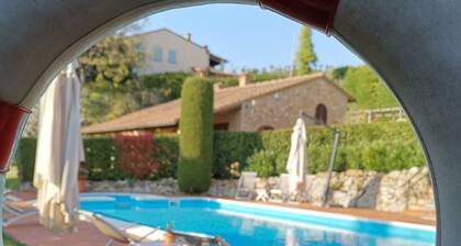 Apartment for 2 with beautiful view near San Gimignano and Volterra.